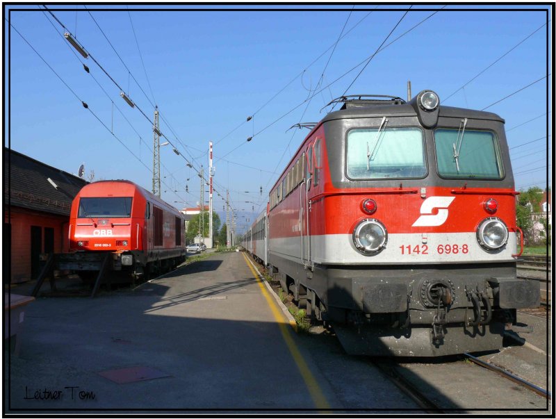 Morgenbetrieb am Bahnhof Zeltweg.E-Lok 1142 698-8 und Hercules 2016 050-3 am 28.04.2007