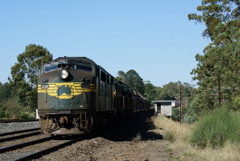 Morgendliche Gterzug gezogen von einer A78 und mit dabei 3 vielfachgesteuerte Loks des Typs P an einem Stcker richtung Seymour und weiter. Loks gehren der Firma Pacific National. Tallarook am 19.2.2008