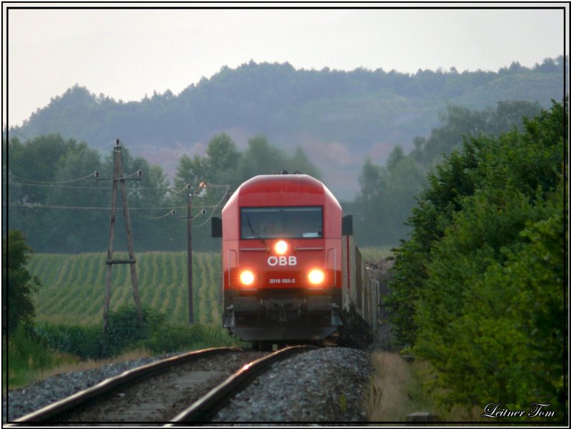 Morgendlicher Holzzug mit 2016 055 in Richtung Zellstoff Fabrik Pls.Fotografiert in Fohnsdorf 18.07.2007