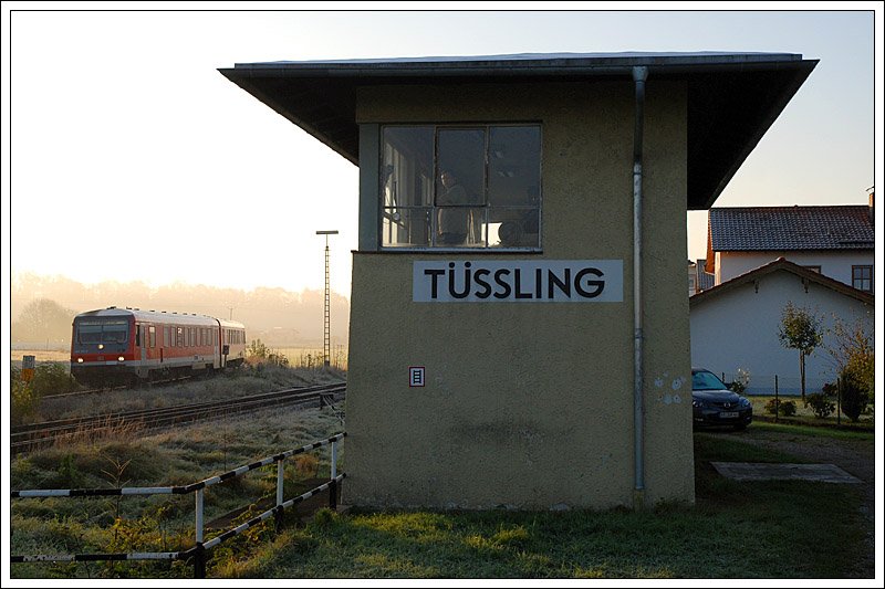Morgenimpression aus Tling mit einem einfahrenden Triebwagen der BR 628, aufgenommen am 18.10.2008.