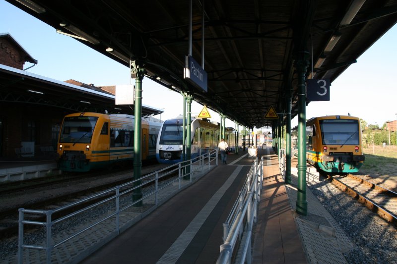 Morgenliche Zugbegegnungen im Bahnhof von Parchim mit den Zgen der ODEG undem TW der OLA am 02.05.2009
