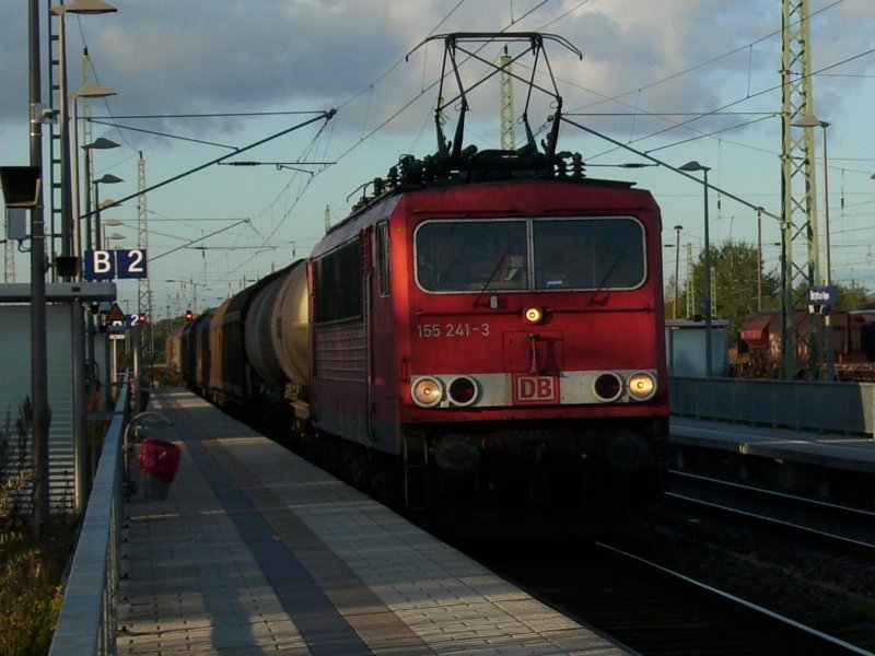 Morgenlicher Gterzug nach Mukran mit 155 241 am 30.September 2009 bei der Durchfahrt durch Bergen/Rgen.