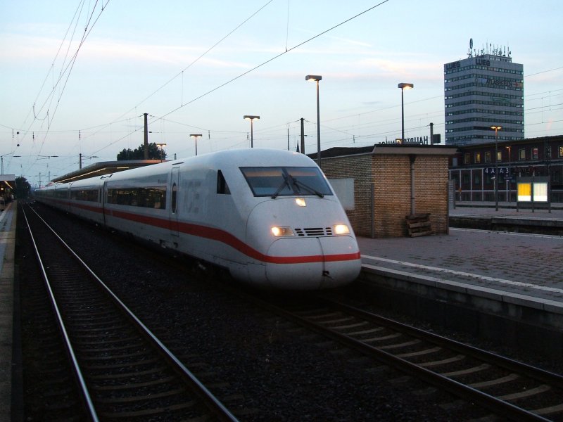 Morgens 6:26 Uhr in Bochum,der ICE 2  Bad Hersfeld  nach
Berlin Ostbahnhof,mit Steuerwagen 808 041-8,im Schub der
TK 402 041-8 bei der Ausfahrt.(21.08.2007)  
