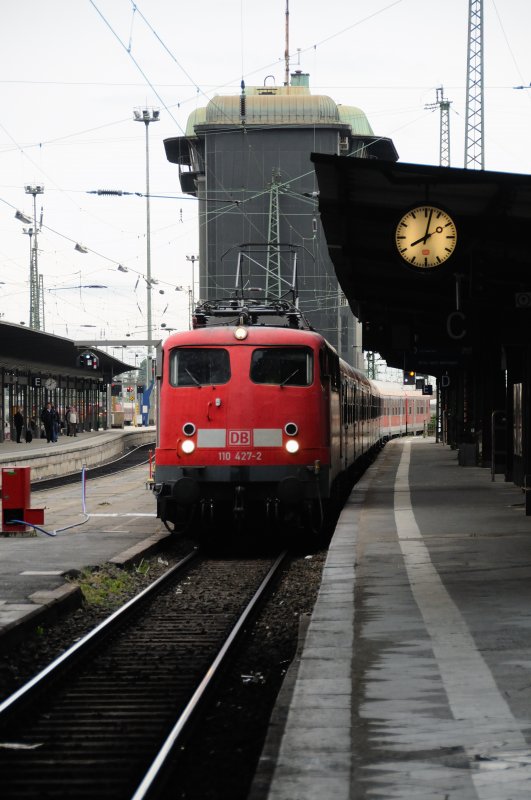 Morgens kurz nach 8: Im Schatten des berhmten Frankfurter Stellwerks zieht 110 427-2 ihre Regionalbahn in den Hauptbahnhof. (27.04.09).