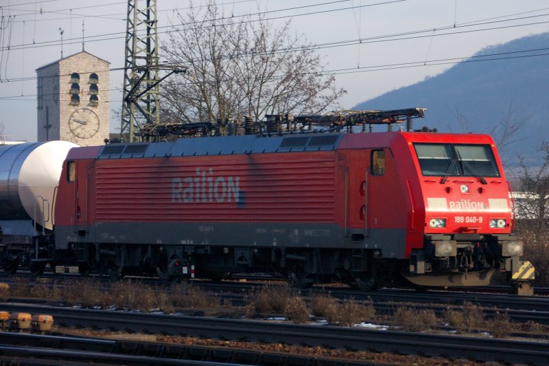 Morgens, kurz nach halb zehn: Tief im Gleis liegend zieht 189 040-9 ihren Chemie-Kesselwagenzug aus dem Bahnhof Treuchtlingen Richtung Ingolstadt. (28.11.2008).