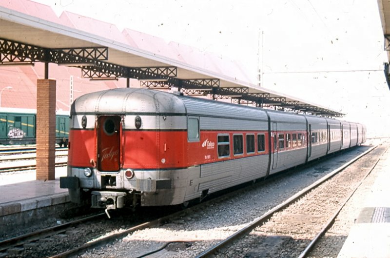 Morgens nach der Ankunft steht hier noch eine Talgo-Einheit im  Altlack  im Bahnhof. Hinweis: eingescanntes Dia