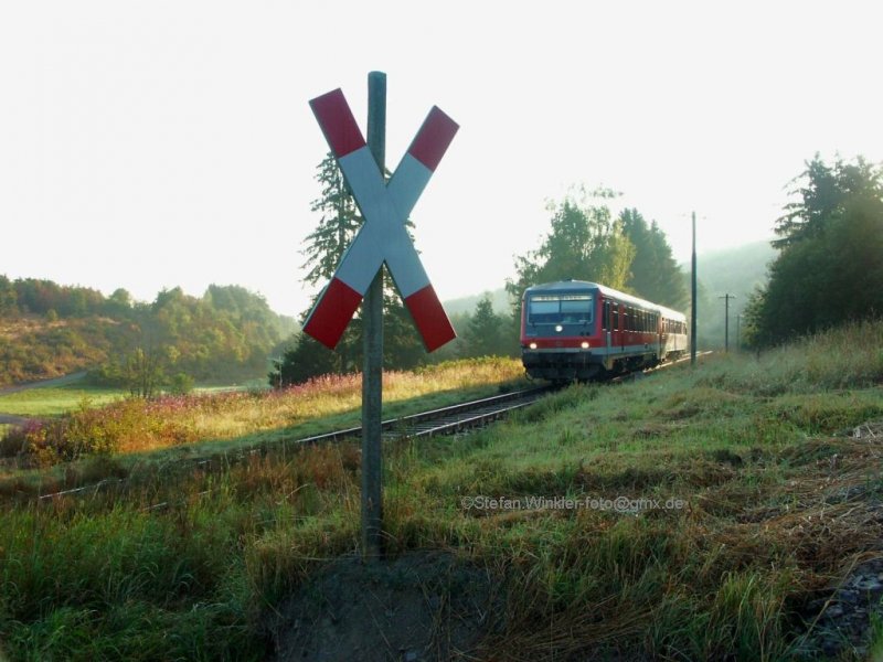 Morgenstimmung am 20.08.2009 hinter Köditz, KBS 857. 628 421 hat Dienst und fährt im Frühtau nicht zu Berge, aber nach Bad Steben.