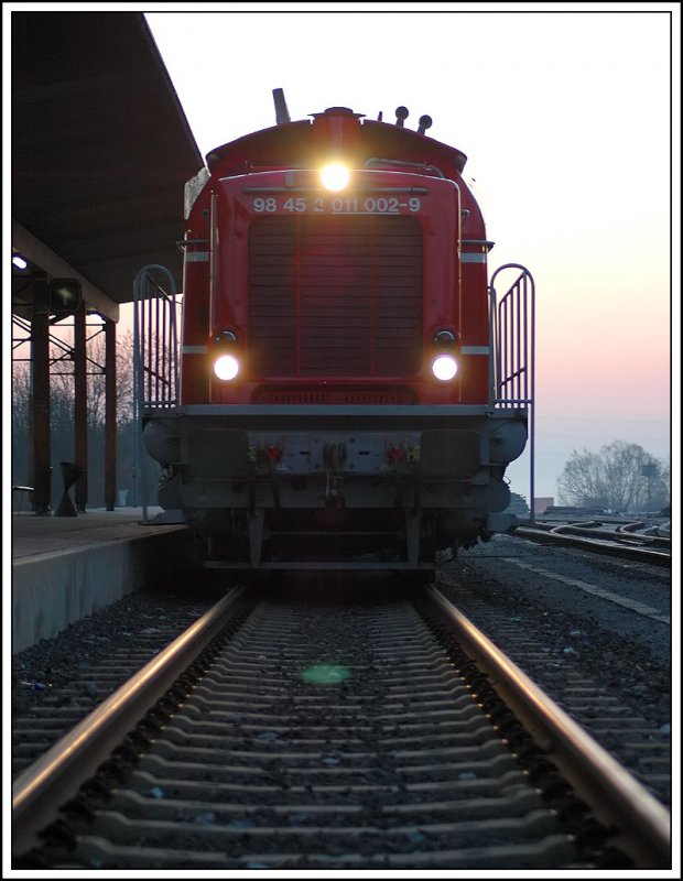 Morgenstimmung am Bahnhof Deutschlandsberg am 7.4.2006. Das Bild zeigt GKB 1100.2 mit dem letzten Plan-GmP 71381 bei der Ankunft in Deutschlandsberg kurz vor Sonnenaufgang.