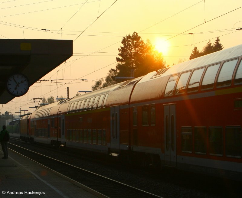 Morgenstimmung am Bahnhof St.Georgen im Schwarzwald am Morgen des 02.05.09. Zusehen ist RE 4745(Karlsruhe Hbf-Konstanz)