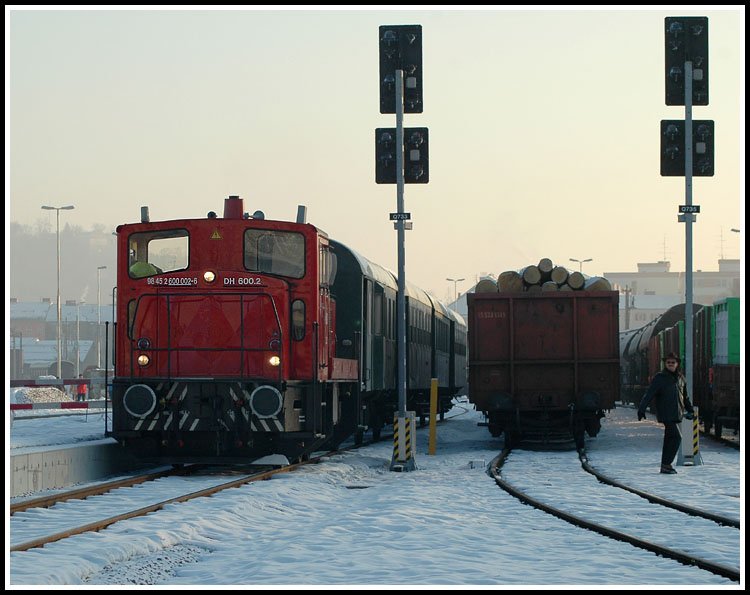 Morgenstimmung am Graz-Kflacher Bahnhof am 5.2.2006. 600.2 bei der Bereitstellung des Sonderzuges R 8515 (Graz nach Wies-Eibiswald) den die 146 Jahre alte Dampflok der GKB 671 bespannen wird.