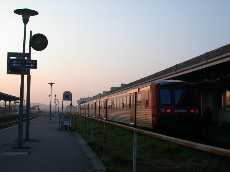 Morgenstimmung im Bahnhof Saint-Malo. (21.04.2005) Noch fhrt der Dieselanschlusszug nach Rennes, wo Anschluss an den TGV nach Paris-Montparnasse besteht. Die Elektrifizierung ist heute abgeschlossen und es gibt direkte TGV von Paris nach Saint-Malo.