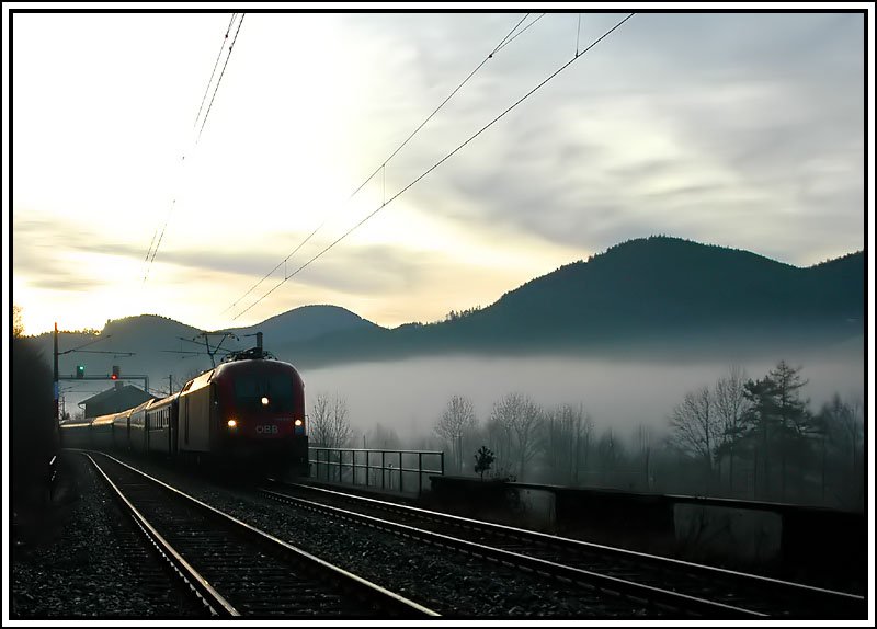 Morgenstimmung kurz nach der Haltestelle Schlglmhl am 25.11.2006. OEC 531  IT Campus Krnten  von Wien nach Lienz in Osttirol mit Kurswagen nach Sillian. Auch wenn man es auf dieser Aufnahme nicht sehen kann - der Zug wurde von 1016 046 bespannt. Eigentlich beginnt die Semmeringbahn ja schon in Gloggnitz, und endet in Mrzzuschlag. Daher werde ich in Zukunft Bilder, die in diesem Streckenabschnitt aufgenommen wurden, auch in die Kategorie Semmeringbahn einordnen. Der geplante Semmeringbasistunnel (falls er je gebaut wird) soll dann ja auch in Gloggnitz beginnen, und in Mrzzuschlag enden. 
