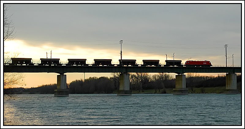 Morgenstimmung in der Wiener Lobau am 9.12.2006. 1116 XXX bei der Querung der Donau mit ihrem Gterzug.