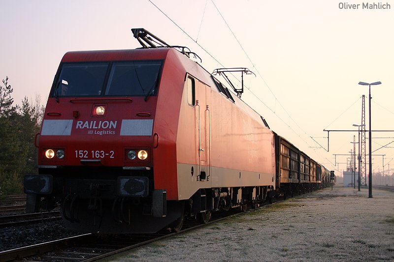 Morgenstund: Meine 152 163 am fr�hen Morgen des 30. M�rz 2007 im Bahnhof Pleinfeld (Strecke N�rnberg - Ingolstadt).