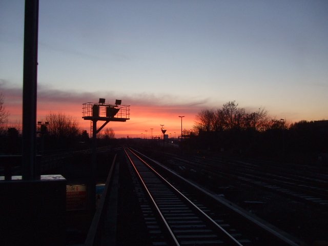 Morgenstund...
S-Bhf. Tempelhof,Blickrichtung Bhf. Herrmannstr.(Ringbahn).Das
Gebilde im Vordergrund gehrt zur Landebefeuerung des Noch-Flughafens Tempelhof.17.2.08/7.30