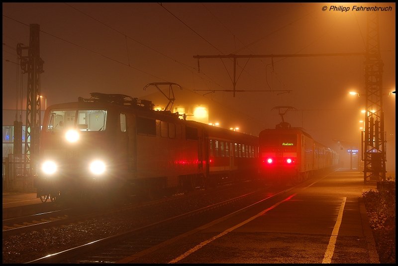 Morgentliche Nebelstimmung in Aalen: unbekannte 111er mit IRE 19412 nach Stuttgart Hbf auf Gleis 1 des Aalener Bahnhofs, whrend 143 655-9 gerade erst mit einem RegionalExpress aus Stuttgart Hbf in Aalen angekommen ist.