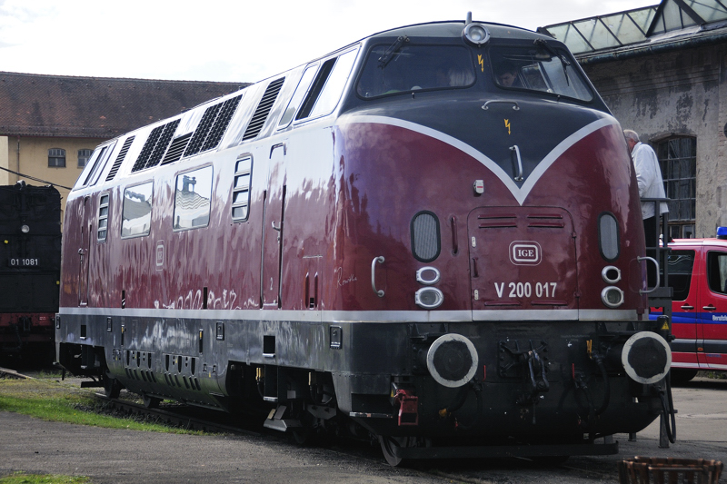 Morgentliches Streiflicht umspielt die zum Lokportrait aufgestellte V 200 017 der IGE. (Augsburg Bahnpark, 25.10.2009).