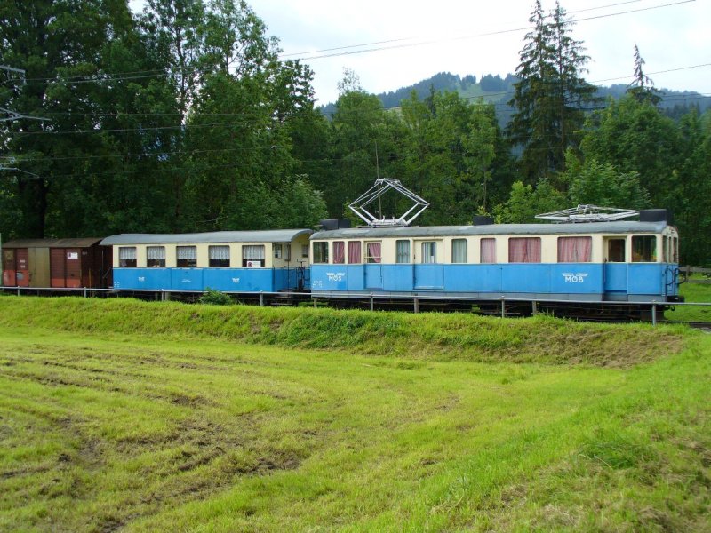 MOS - Ausrangierte MOB Fahrzeuge .. Olteimer Triebwagen De 4/4 26 mit Personenwagen B 61 und Gterwagen Gk 529 Abgestellt als Cluplokal der MOS = Modellbahngruppe-Obersimmental-Saanenland in Saanen .. Foto vom 29.07.2007