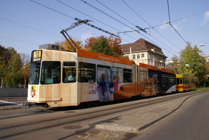 Motorwagen 252 mit der Werbung fr die IWB fhrt Richtung Bahnhof SBB. Die Aufnahme stammt vom 14.10.2008.