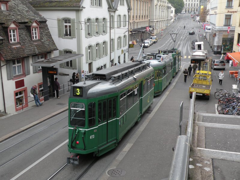Motorwagen 473 steht im Kohlenberg auf der Haltestelle Barfsserplatz der Linie 3. Die Aufnahme stammt vom 22.10.2009.
