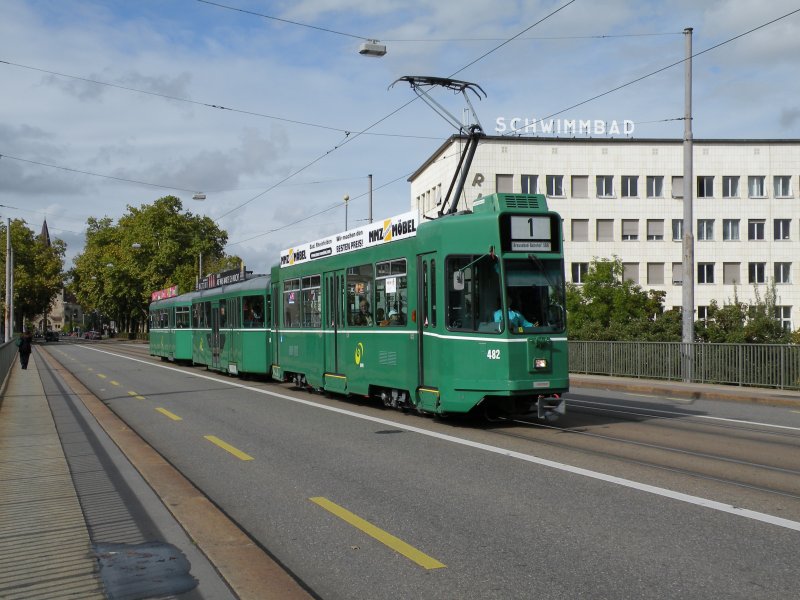 Motorwagen 482 fhrt Richtung Bahnhof SBB. Die Aufnahme entstand am 11.10.2009