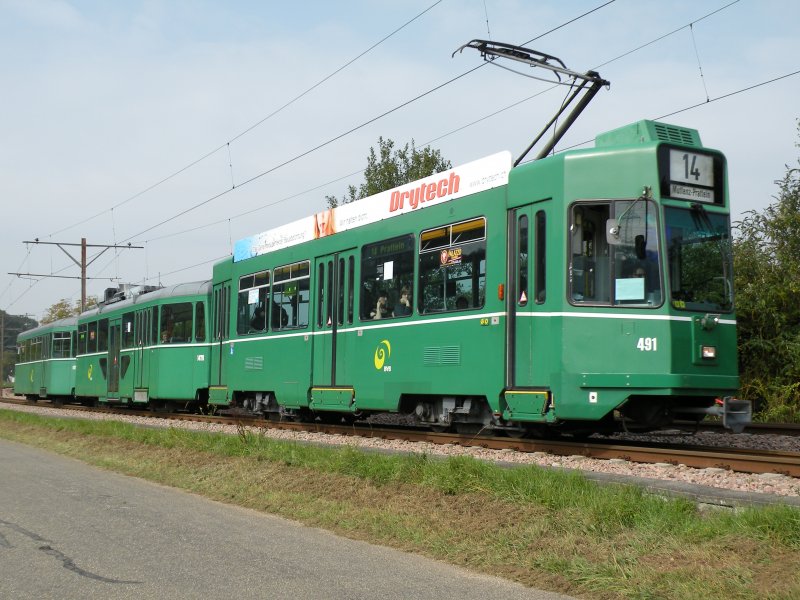 Motorwagen 491 fhrt mit 60 km/h Richtung Haltestelle Lachmatt. Die Aufnahme stammt von 25.09.2009.