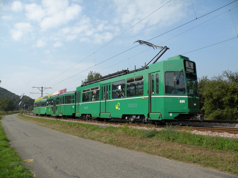 Motorwagen 494 auf der Linie 14 zwischen Rothausstrasse und Lachmatt mit 60 km/h unterwegs Richtung Pratteln. Die Aufnahme stammt 25.09.2009.