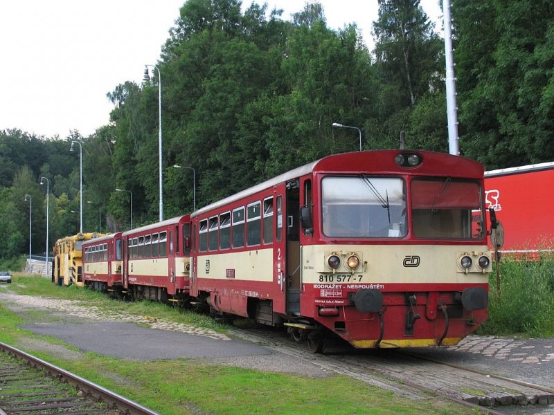Motorwagen 810 577-7 und zwei weitere Brotbuchsen wrden fertiggestellt auf Bahnhof Tanvald am 13-7-2009.