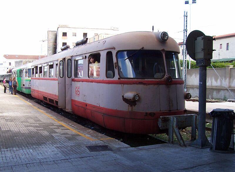Motorwagen BR ADm (vorn) und Steuerwagen BR RPm (hinten) der FdS am 20.10.2005 auf einen der beiden Stumpfgleise im Bahnhof Sassari abfahrbereit nach Nulvi. Der Bahnhof Sassari ist z.Z. der einzige Bahnhof auf Sardinien, wo zwei Spurweiten verkehren, normal und 1000 mm. 