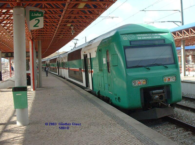 Motorwagen des vierteiligen Doppelstock-Triebzuges BR 3500 der CP (Portugisische Staatsbahn) am 22.09.2003 in Lissabon Quelus-Massama. Diese Triebzge verkehren im S-Bahn- und Vorortverkehr in Lissabon.