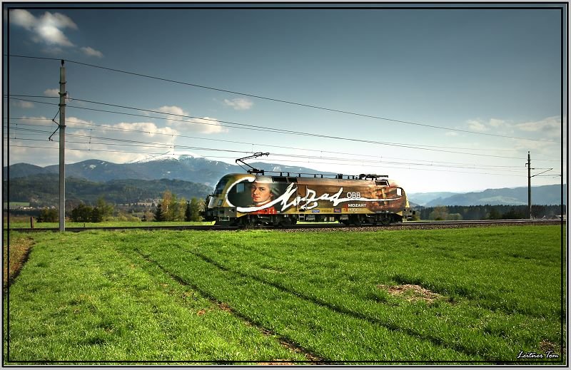 Mozart Taurus 1116 250 fhrt als Lokzug 89219 von Knittelfeld nach Zeltweg.
Lind bei Zeltweg 24.04.2008