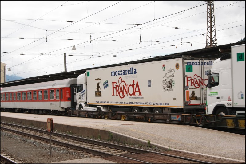 Mozzarella auf Schienen: Dieser schne italienische SCANIA R500 des Mozzarellaherstellers FRANCIA LATTICINI wurde auf der RoLa, von Wrgl nach Trento, im Bahnhof Schwaz abgelichtet. Die Firma liegt im Herzen der pontinischen Ebene in der Provinz von Latina (sdlich von Rom). (04.07.2008)
