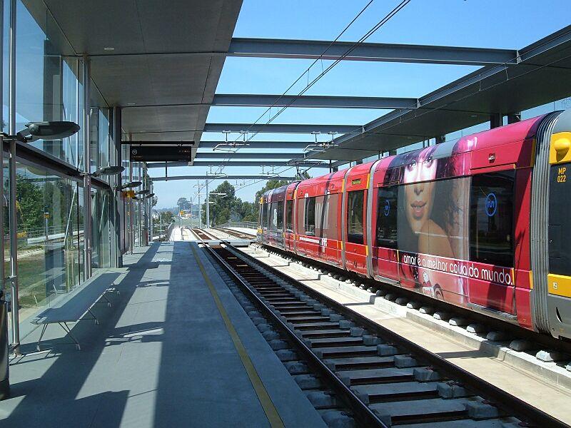 MP 022 im Mai 2006 in der Station Araujo, Linie C (grn) Ismai - Estadio do Dragao, die Station ist am Anfang in eine lngere Talbrcke integriert.