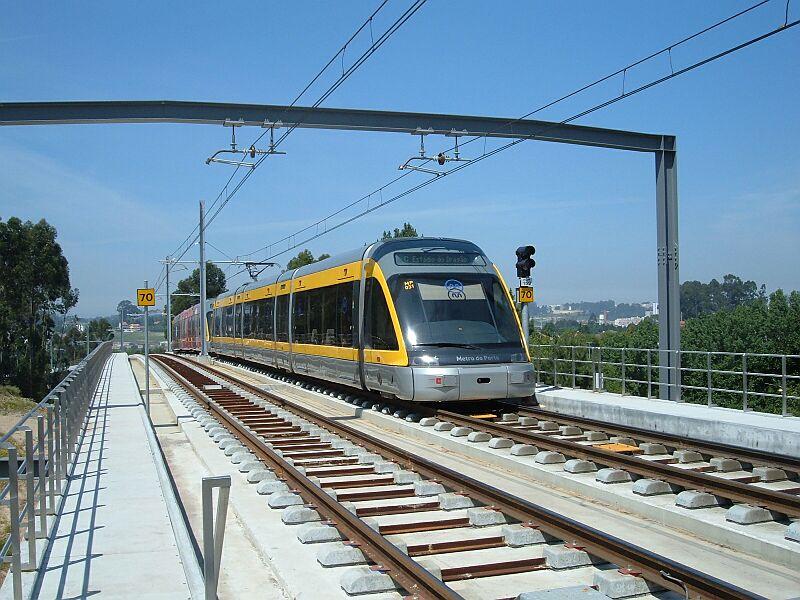 MP 031 hat im Mai 2006 auf der Linie C (grn) Ismai - Estadio do Dradao eben die Station Araujo verlassen und fhrt jetzt ber die lngste Brcke im Metro-Netz, etwa einen Kilometer lang. Hoch ist sie nicht, sie fhrt ber ein flaches Tal und eine Autobahn.