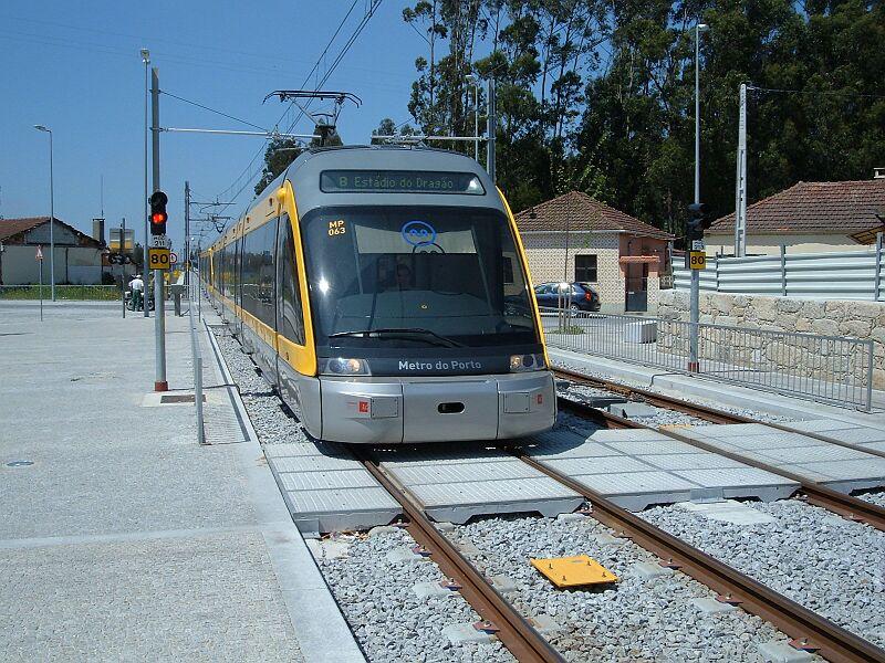 MP 063, Linie B (rot) Povoa de Varzim - Estadio do Dragao, fhrt am 11.05.2006 in die Station Modivas Centro ein. Die 80 km/h sind die Hchstgeschwindigkeit auerhalb von Porto.