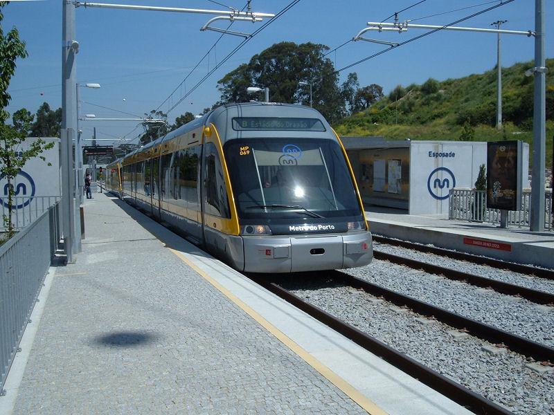 MP 069 auf Linie B (rot) Povoa de Varzim - Estadio do Dragao am 11.05.2006 in der Station Esposade. Zwei Stationen weiter zweigt die neue, 1,4 km lange Linie E zum Airport ab, sie wurde am 27. 05.2006 erffnet.