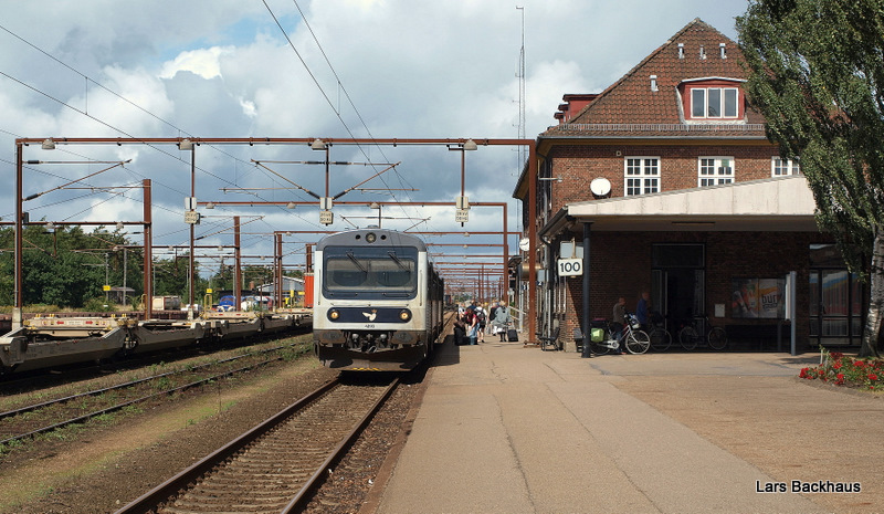 MR 4093 ist soeben als R 2336 aus Fredericia in Padborg eingetroffen und wird gleich auf ein Abstellgleis im Hintergrund fahren. Aufgenommen am 13.08.09.