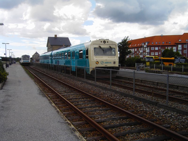 MR 4235, mit neuer Grn-Beige Lackierung, der Privatbahngesellschaft Arriva Tog A/S nach Skjern bei der Ausfahrt aus Varde