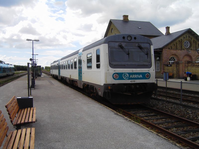 MR 4270 der Privatbahngesellschaft Arriva Tog A/S in Varde, mit alter wei-Lackierung mit grnen Tren, kurz vor der Abfahrt nach Esbjerg