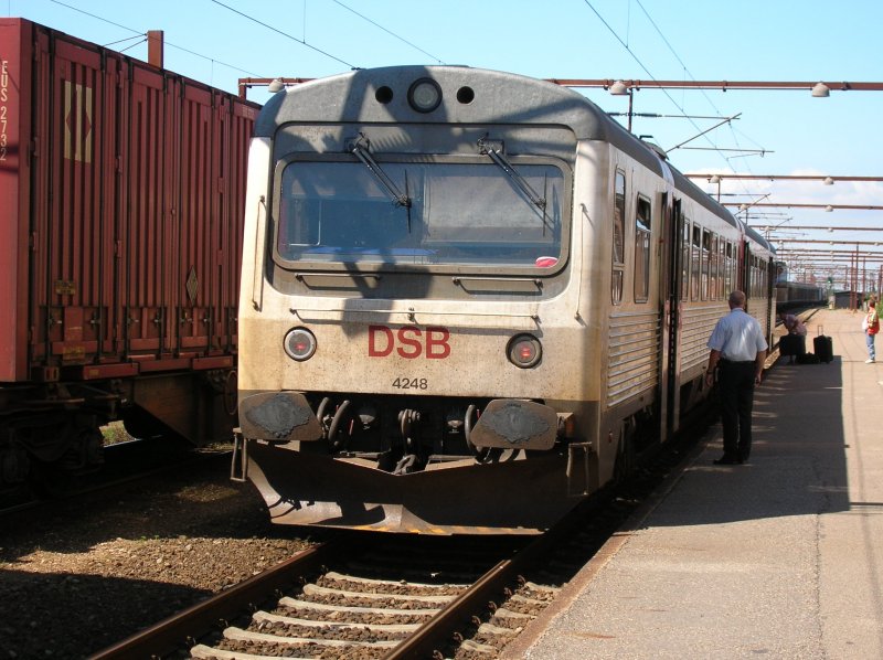 MR DMU-2 der DSB als Regionalzug Padborg-Frederica
(PADBORG 30/06/2006)