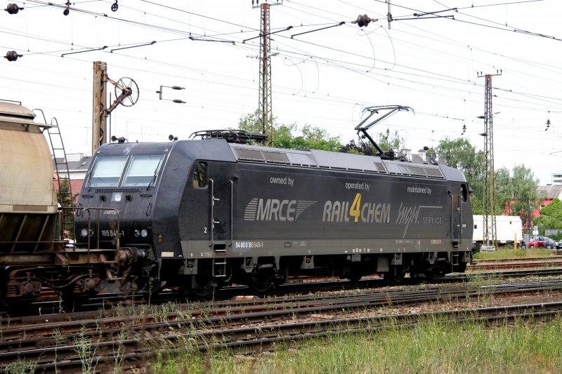 MRCE 185 545 betrieben von RAIL 4 CHEM (fr LTE) bei ihrer Durchfahrt durch Wels am 05. Mai 2007. Bei dieser Aufnahme handelt es sich um eine  Notschlachtung  - da man aber die Lok fast zur Gnze sehen kann, mchte ich dieses Foto den Eisenbahnfans nicht vorenthalten!
