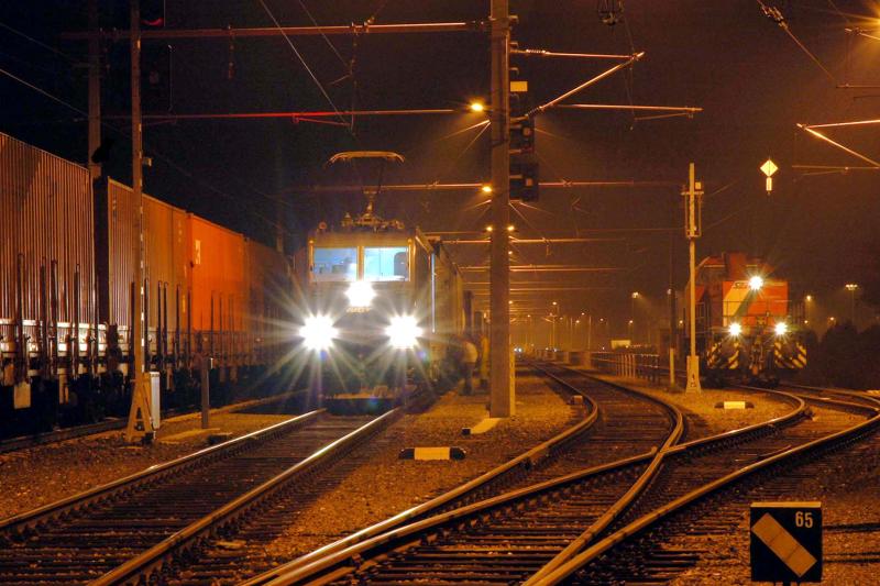 MRCE 185 545 hat am 6.10.2005 den LTE-Containerzug 43938 bereits am Hacken und wird um 20:50 das Cargo Center Graz Richtung Duisburg verlassen.