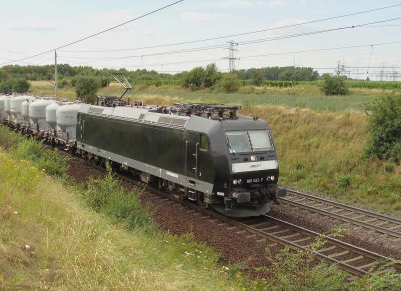 MRCE 185 552-7 mit einem Ganzzug Silowagen. Der Zug kam aus Richtung Braunschweig. Fotografiert am Stadtrand von Magdeburg (Diesdorf) am 30.07.2009.