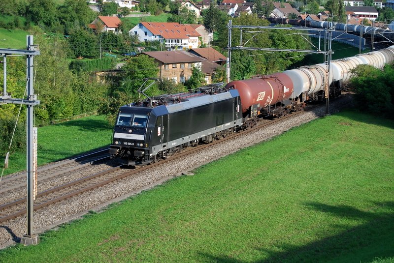 MRCE 185 565-9. Lang ist der Gterzug mit Kesselwagen und dementsprechend auch sehr laut. Aufgenommen bei Zeihen (Kanton Aargau Schweiz) im Sonnenlicht nachmittags am 20.9.2006