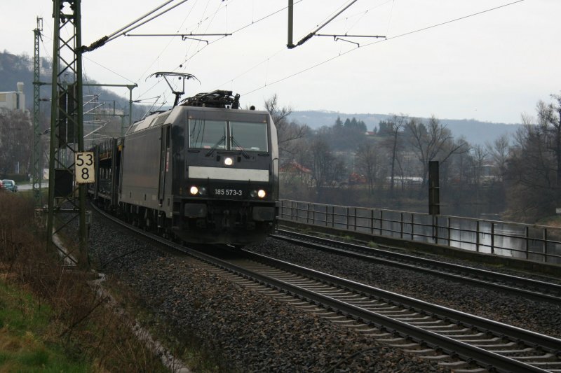 MRCE 185 573-3 am 16.03.2008 vor leeren Autozug in Bad Ksen.
