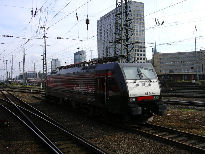 MRCE 189 092 abgestellt im Vorfeld des Dortmunder Hbf`s,vom RE3
Hamm-Dsseldorf aus fotografiert.(18.10.2008)