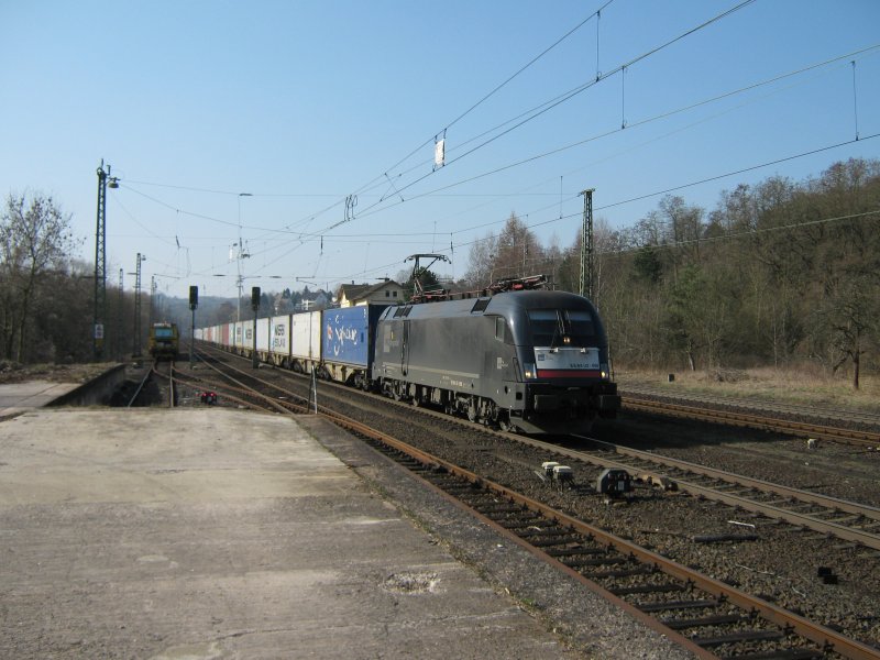 MRCE Disoplok ES 64 U2-098 mit Containerzug in Fahrtrichtung Norden durch Sontra. 02.04.09.