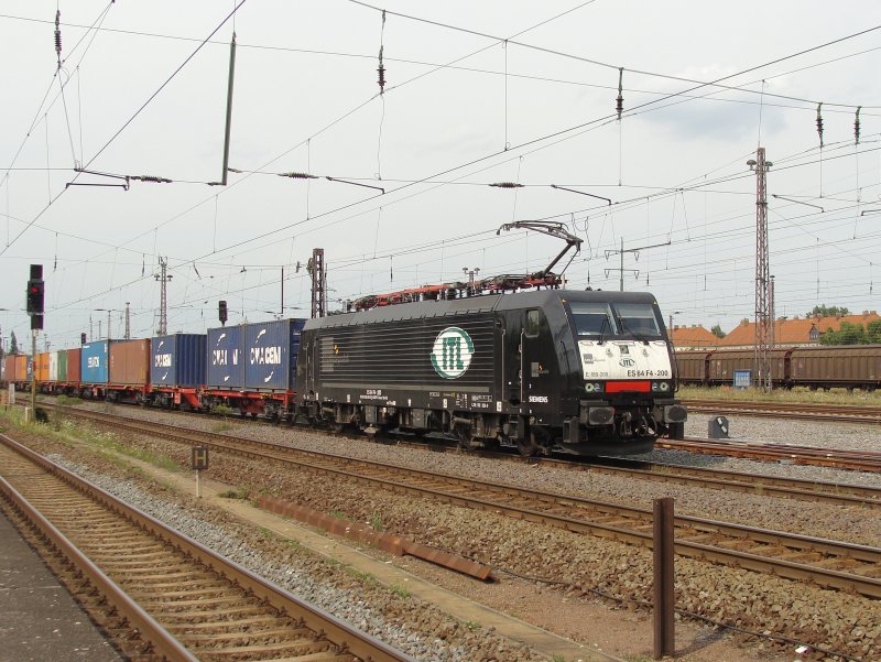 MRCE Dispolok 189 200-9 im Dienst der ITL mit einem Ganzzug tschechischer Containerwagen in Magdeburg-Rothensee. Fotografiert vom Haltepunkt MD-Eichenweiler am 08.08.2009. 