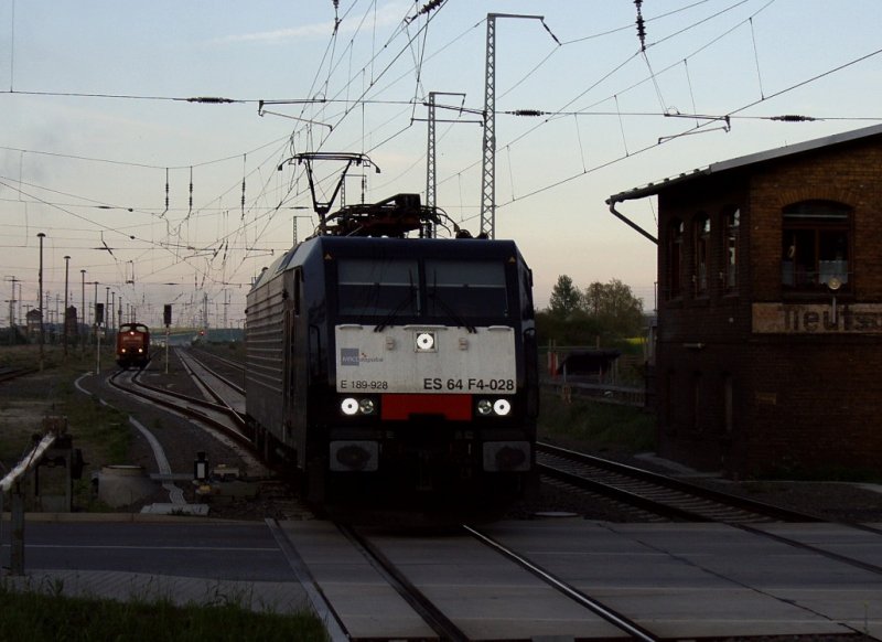 MRCE Dispolok 189 928 rollt am Abend des 6.Mai 08 durch Teutschenthal.