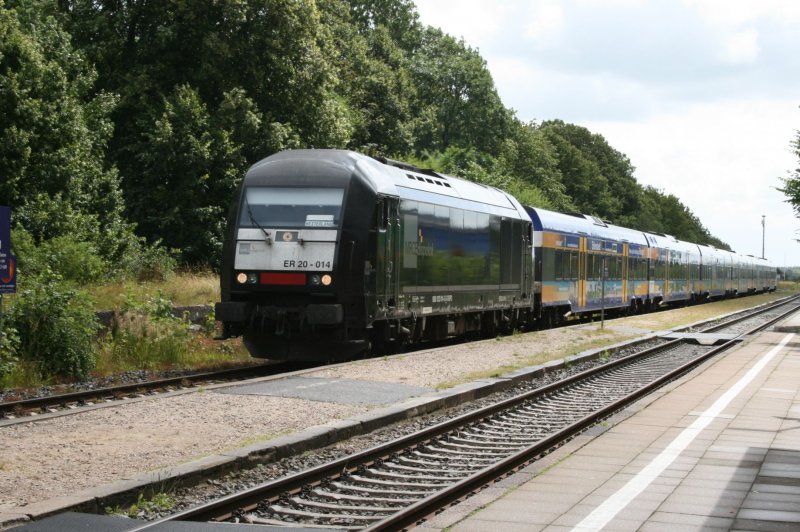 MRCE-Dispolok ER20-014 mit einem Reisezug der NOB unterwegs nach Westerland bei der Durchfahrt Bahnhof Meldorf.09.07.09.